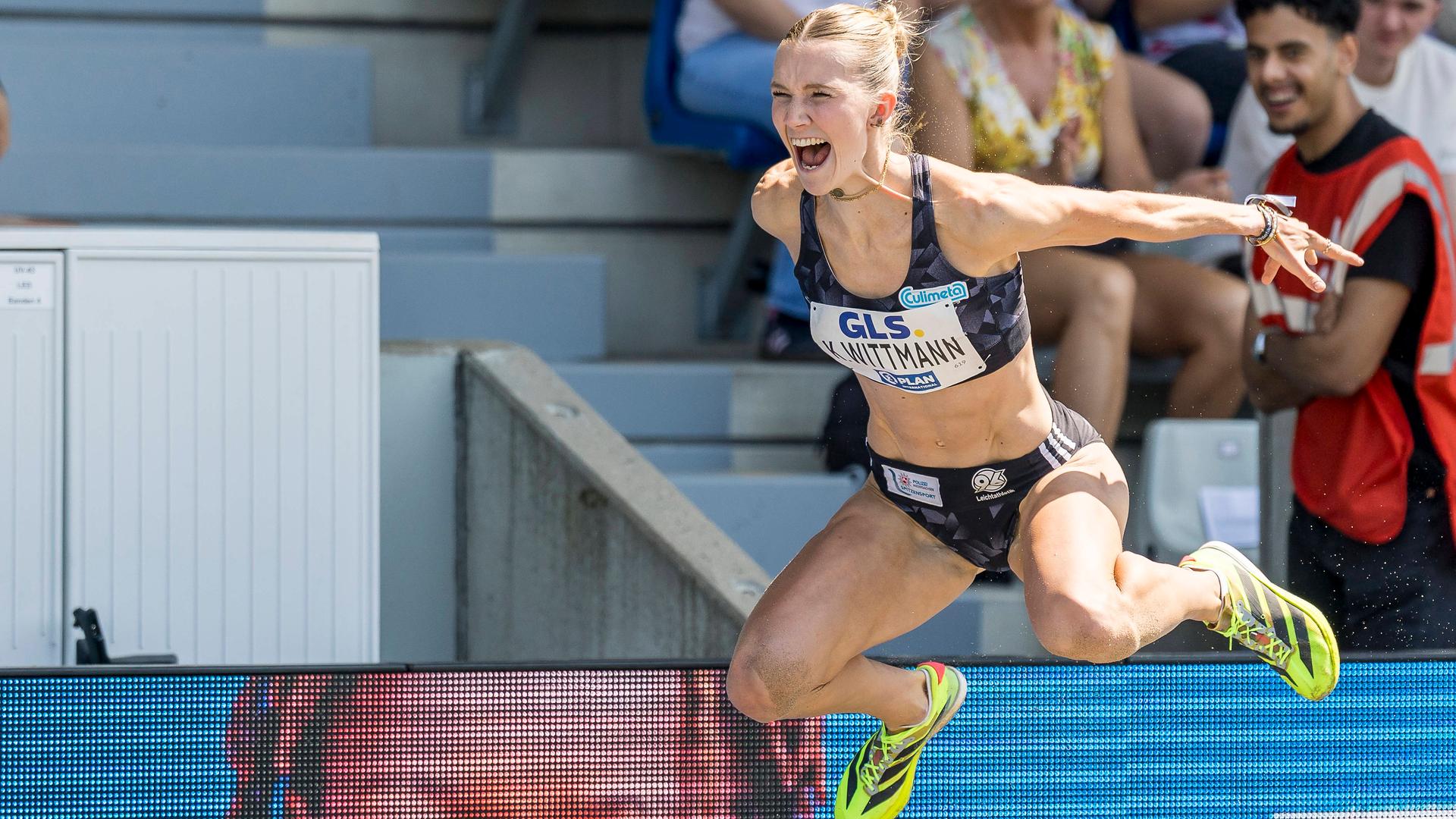 Kira Wittmann jubelt über ihre persönliche Bestleitung im Dreisprung | IMAGO / Beautiful Sports