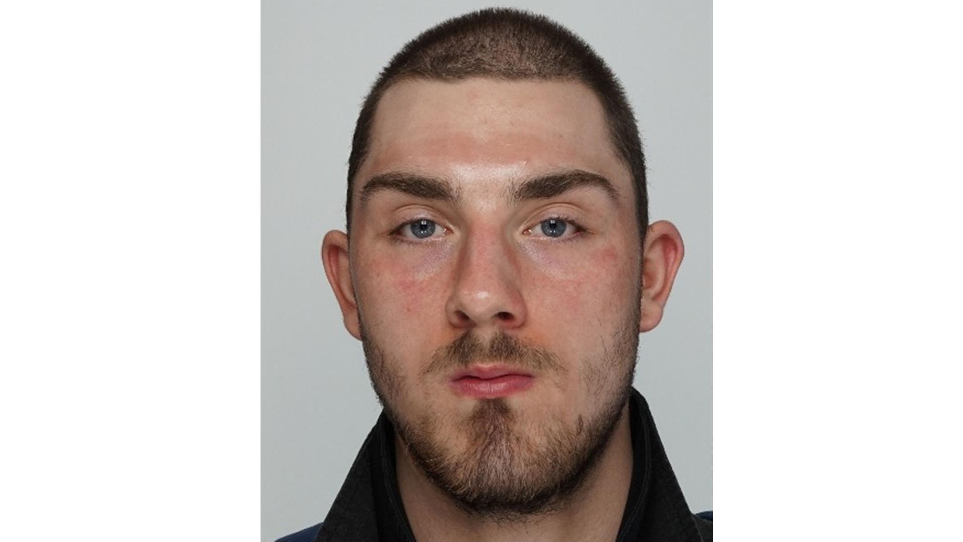 Der Tatverdächte schaut in die Kamera. | Pressestelle Polizei Bremen