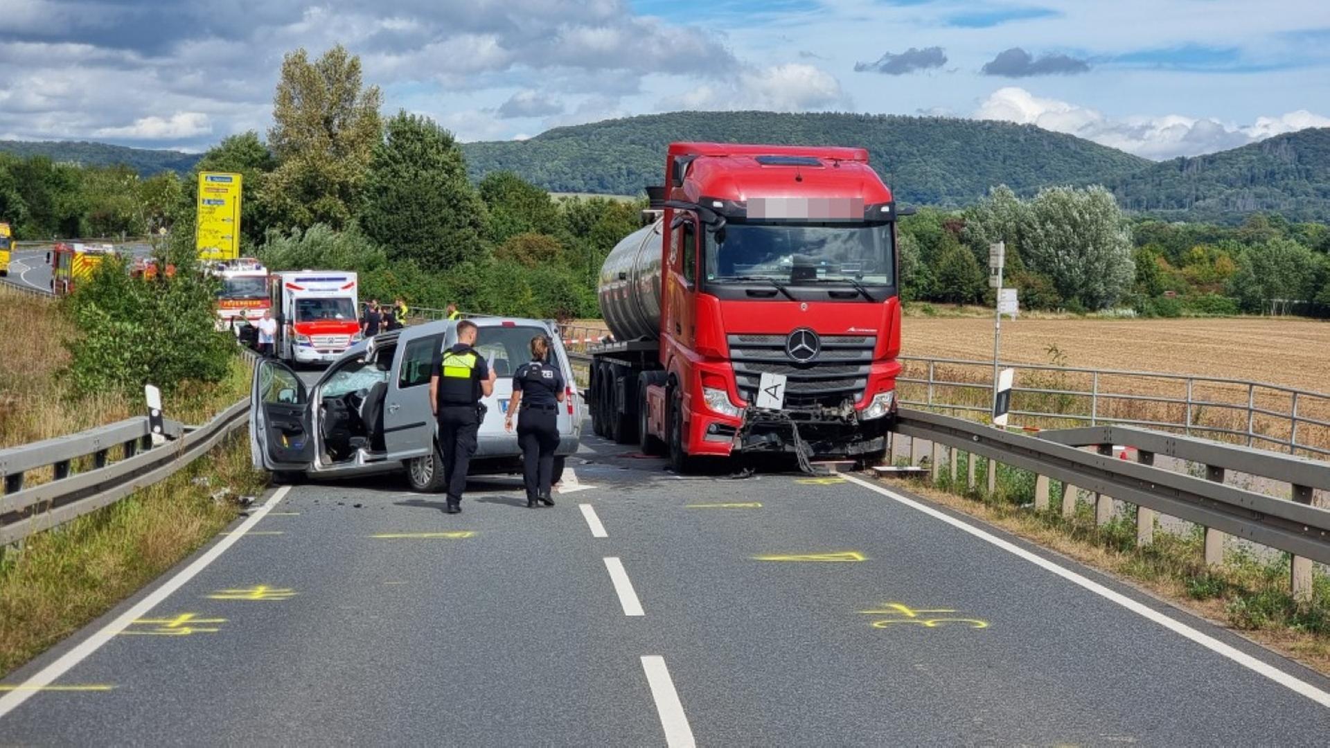 Das Bild zeigt die Unfallstelle, ein beschädigter Lkw ist zu sehen. | Polizei Hameln