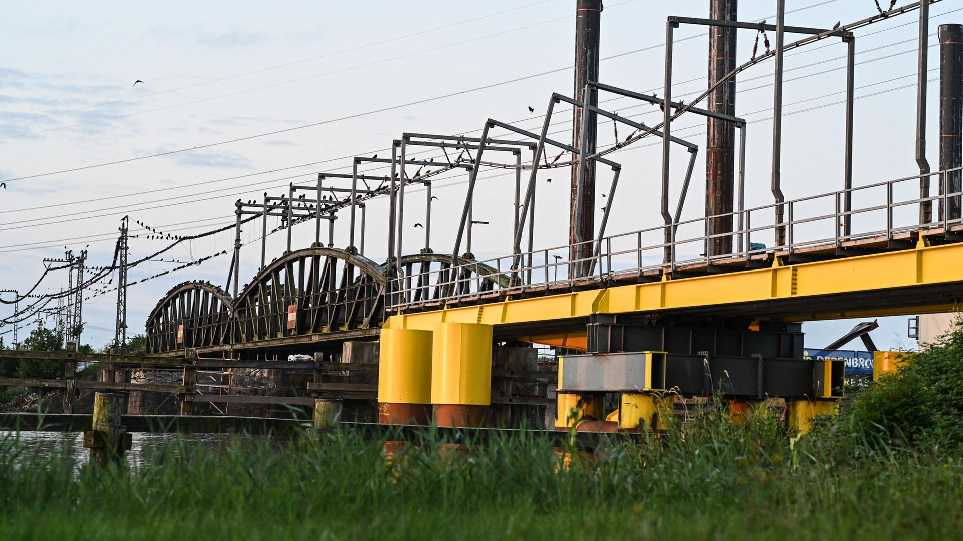 Bauarbeiten für neue Eisenbahnbrücke über die Hunte beginnen