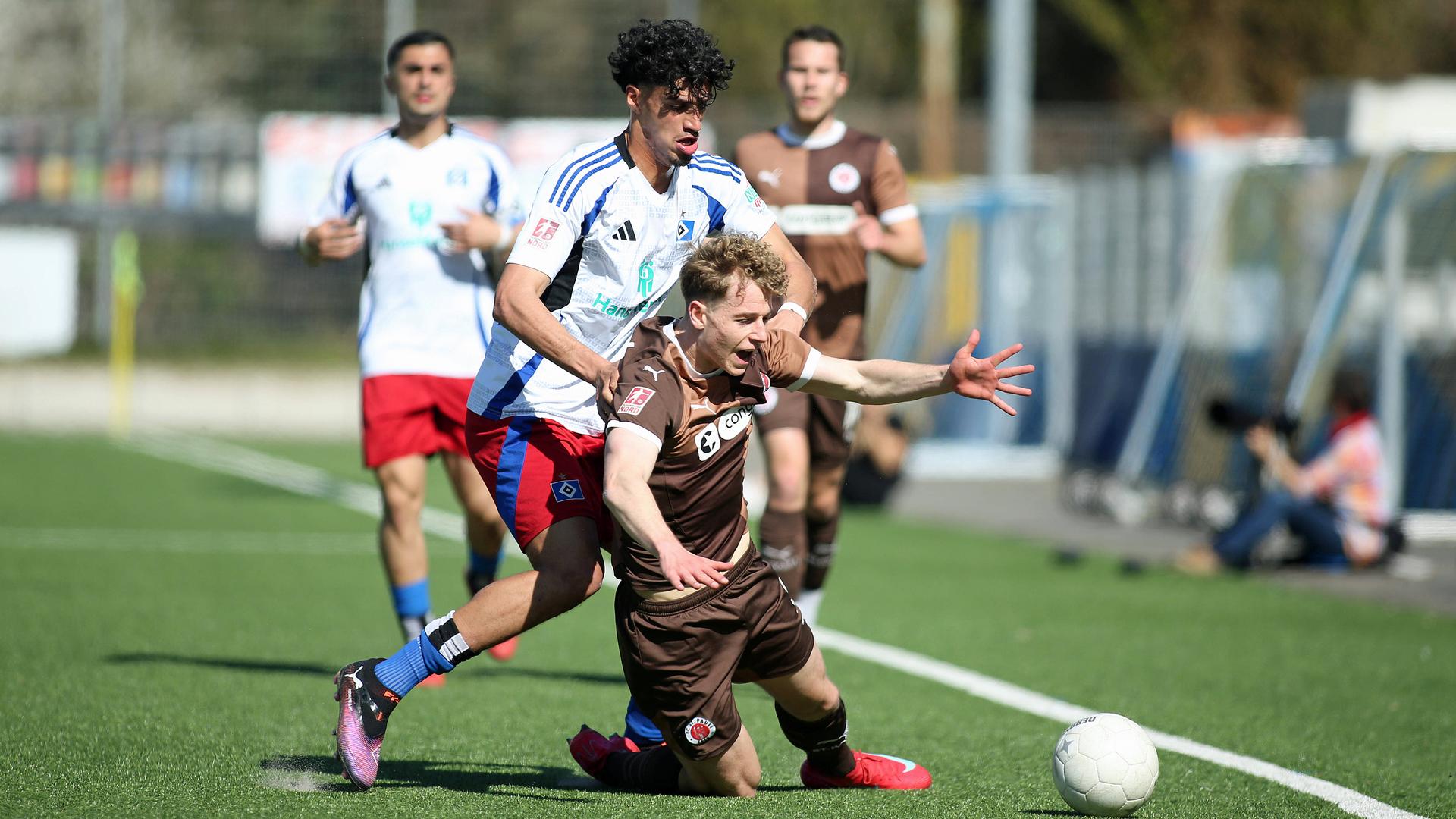 Spielszene des Hamburger Regionalliga Stadtderbys HSV gegen St. Pauli: Omar Megeed (HSV) und Max Herrmann (St. Pauli) | IMAGO / Hanno Bode