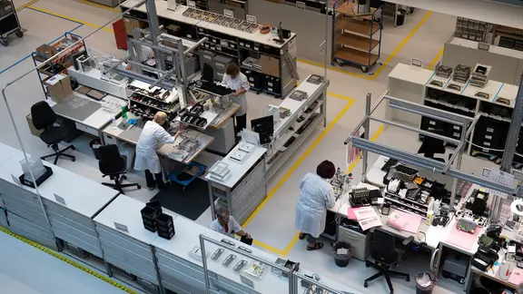 Mitarbeiter der Sartorius AG arbeiten in der Produktion für Laborinstrumente.