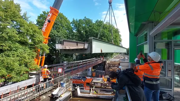 Ein Kran setzt ein Brückenteil der U1 ein.