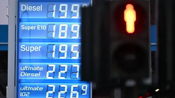 Eine Tafel mit Kraftstoffpreisen steht an einer Tankstelle