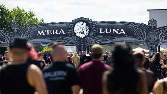 Mail. Tag Icon M'era Luna 2026: Spektakuläre Outfits und erste Acts für 2027 | ndr.de