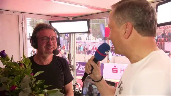 Willi Hark mit einem Blumenstrauß im Gespräch mit Andreas Käckell