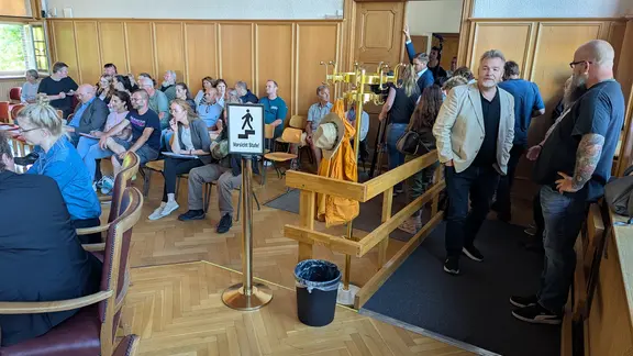 Menschen protestieren in einer Ratssitzung in Emden gegen die Schließung der Notaufnahme.