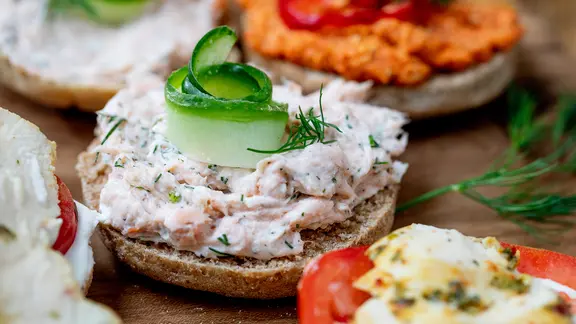 Räucherlachs-Creme auf einem Dinkel-Brötchen serviert | NDR, Claudia Timmann Räucherlachs-Creme auf einem Dinkel-Brötchen serviert