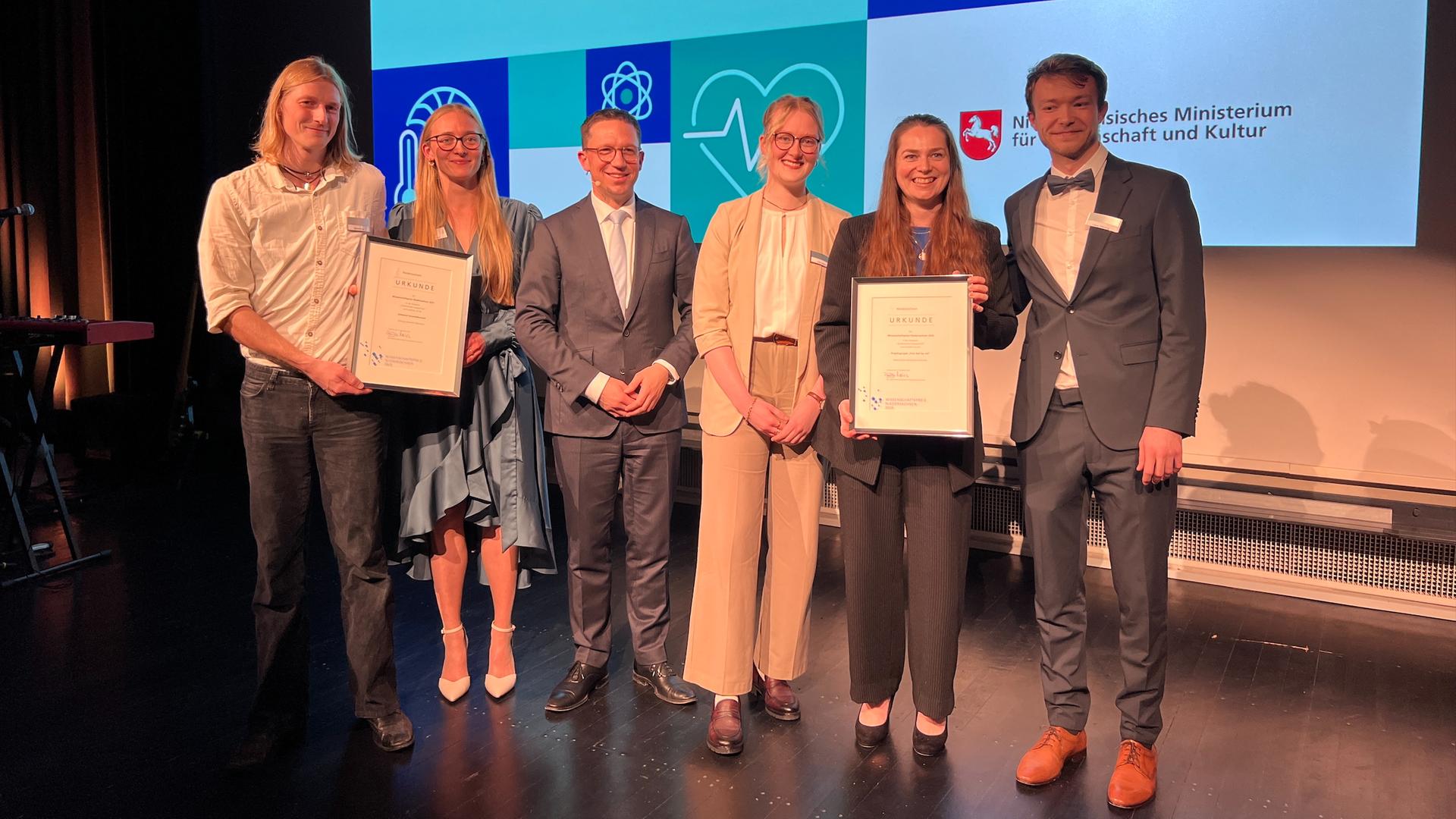 Wissenschaftsminister Falko Mohrs (SPD) hat den Niedersächsischen Wissenschaftspreis 2025 verliehen. | NDR