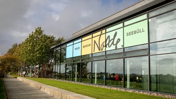 Ein Gebäude mit vielen Glasfenstern. | picture alliance / dpa, Christian Charisius Ein Gebäude mit vielen Glasfenstern.