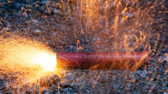 Ein Feuerwerkskörper zündet.