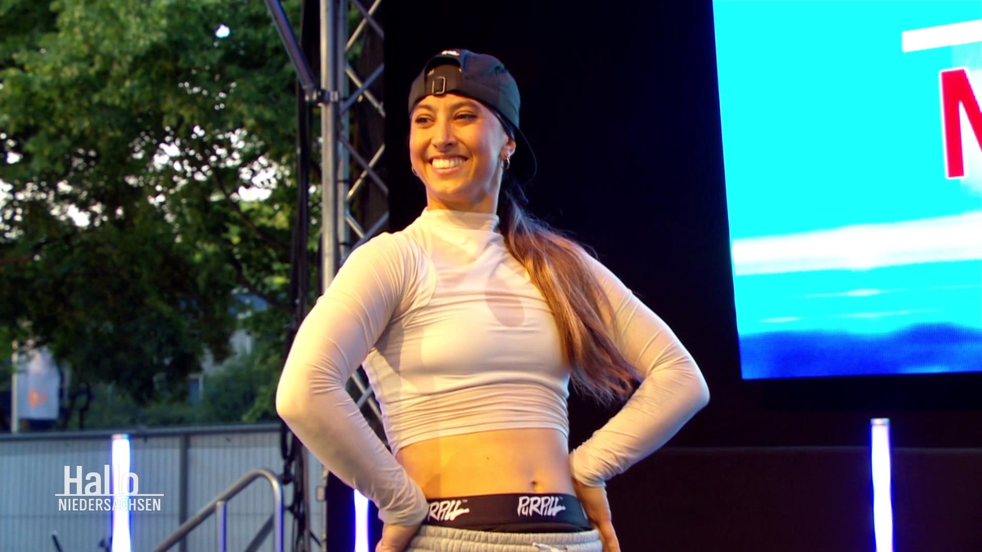 Die Breakdance-Meisterin Jilou auf der Bühne.  | Screenshot