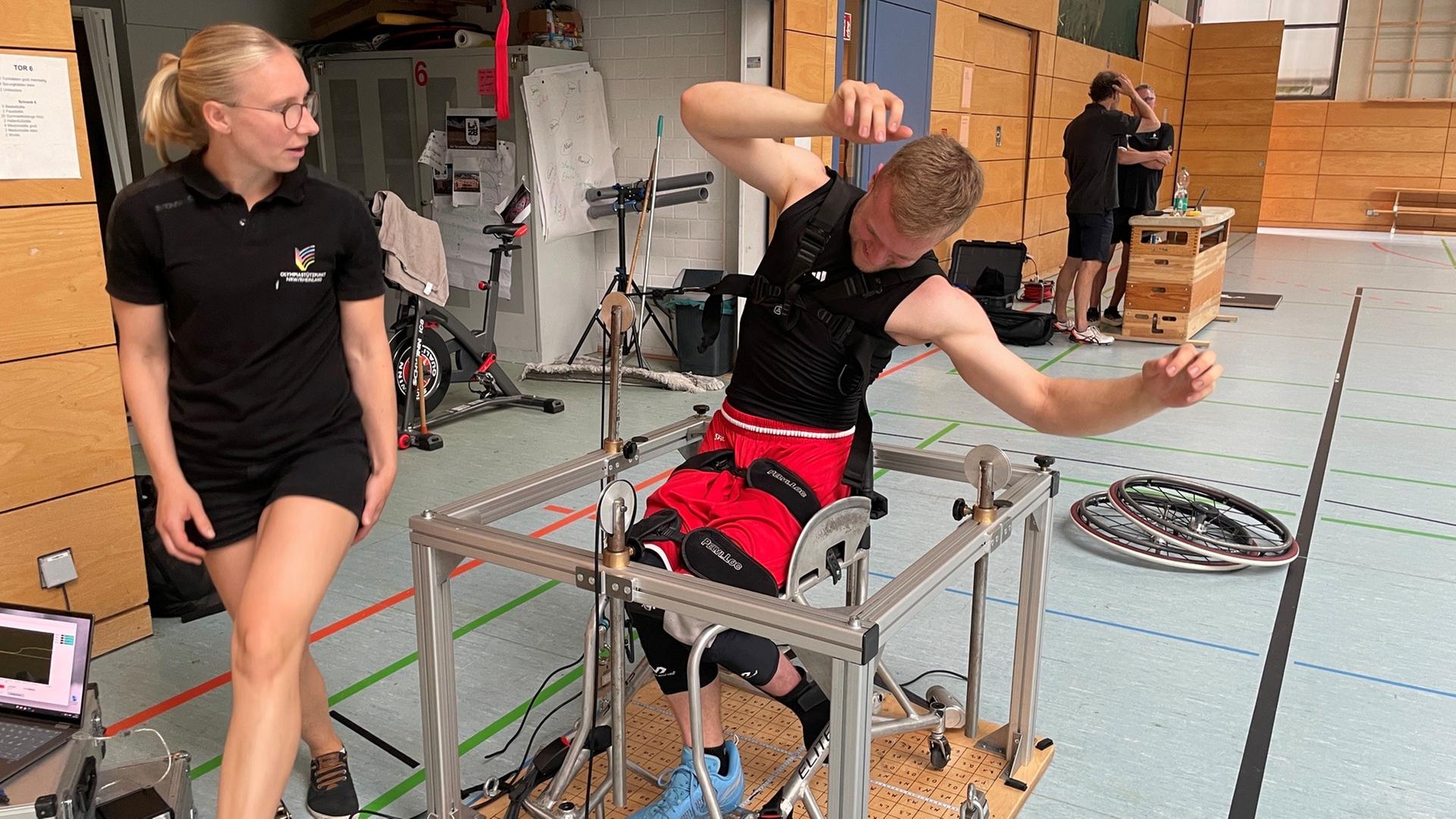 Ein Sportler macht an einem Gerät Zugübungen für den Rumpf. | NDR, Philipp Schaper