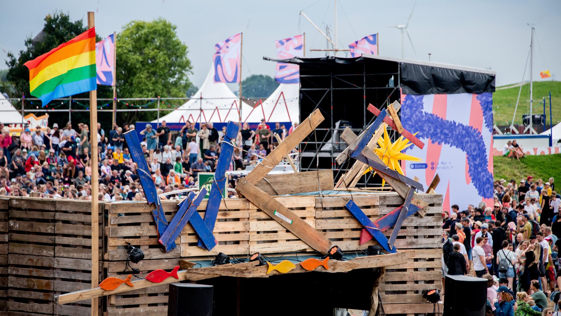 Die Buchstaben ·WES· hängen beim Watt en Schlick Fest am Strand von Dangast an einer Bühne. | picture alliance / dpa | Hauke-Christian Dittrich