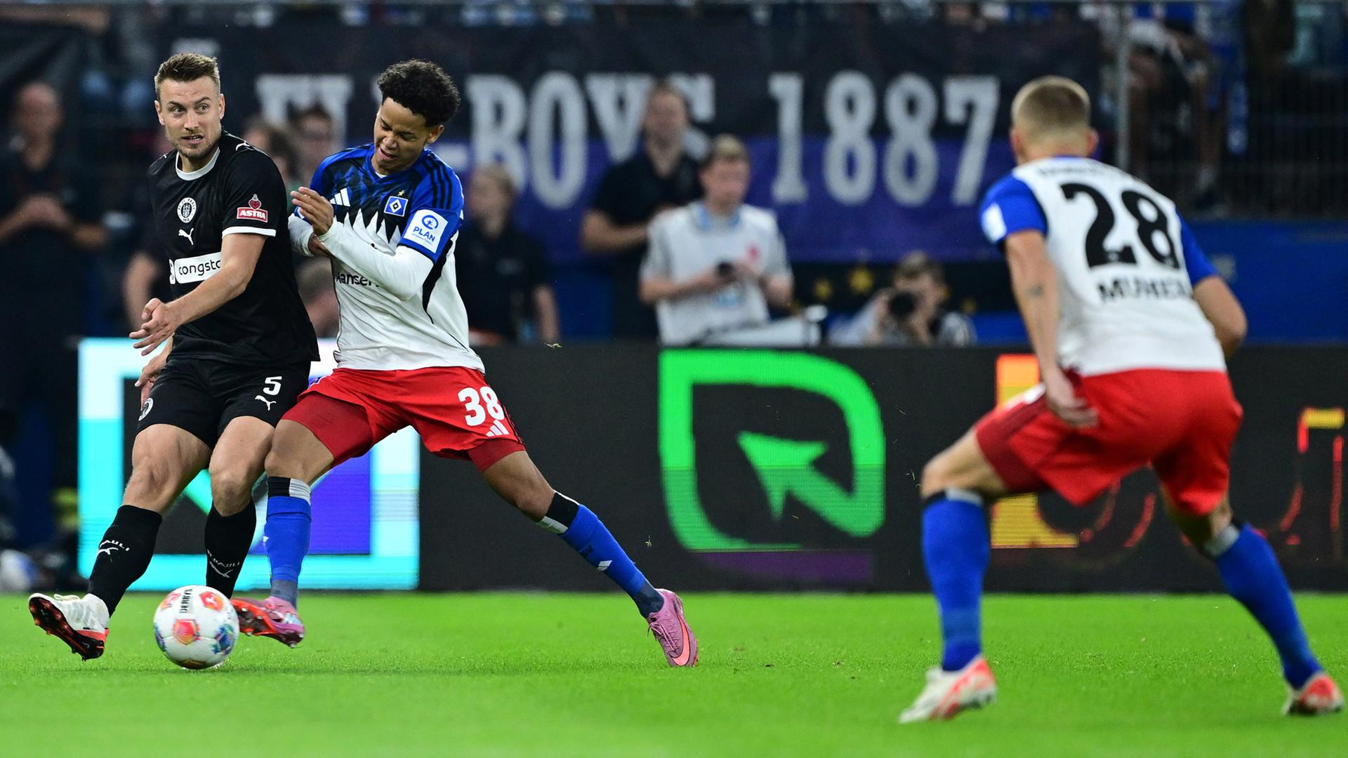 Hauke Wahl (l., FC St. Pauli) im Zweikampf mit HSV-Spieler Alexander Roessing-Lelesiit | WITTERS