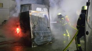 Einsatzkräfte der Feuerwehr löschen brennende Transporter in Celle.
