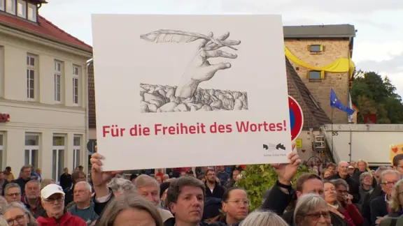 Bei einer Kundgebung in Klütz steht ein Schild mit der Aufschrift Bei einer Kundgebung in Klütz steht ein Schild mit der Aufschrift