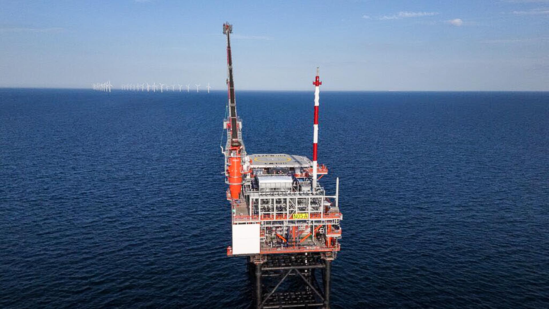 Die Bohrinsel N05-A in der Nordsee mit dem Windpark Riffgat im Hintergrund. | One Dyas