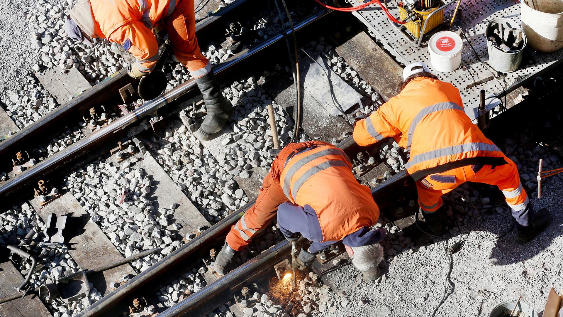 Ein Bautrupp der Deutschen Bahn repariert Gleise. | picture alliance/dpa, Roland Weihrauch