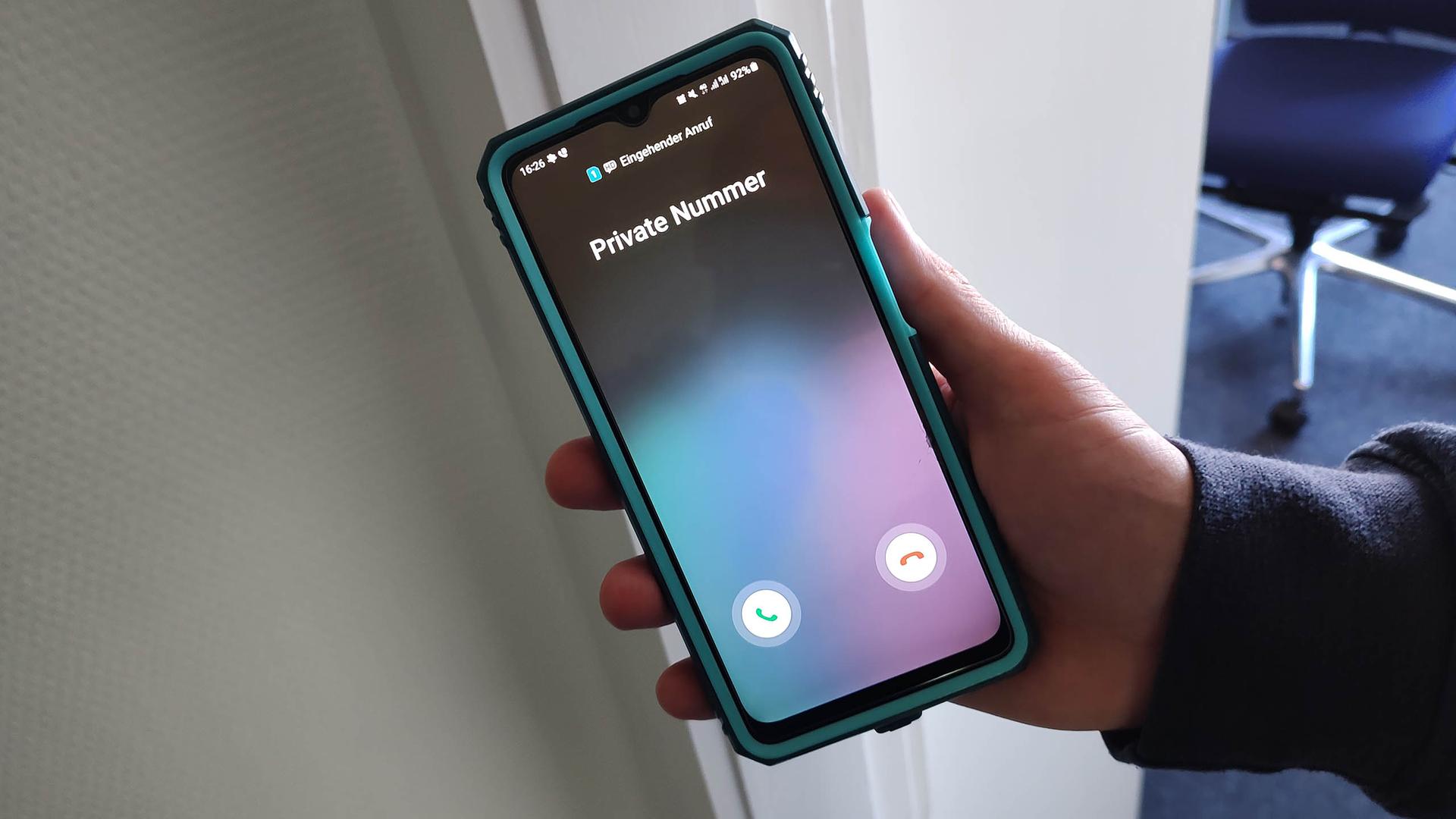 Eine private Nummer ruft auf einem Handy an. | NDR, Peer-Axel Kroeske
