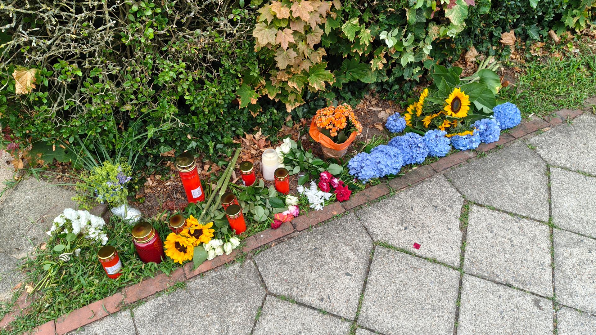 Vor einer Jugendhilfeeinrichtung in Stade, in der sechs Menschen getötet worden sind, liegen Blumen und stehen Kerzen. | NDR / Sebastian Duden