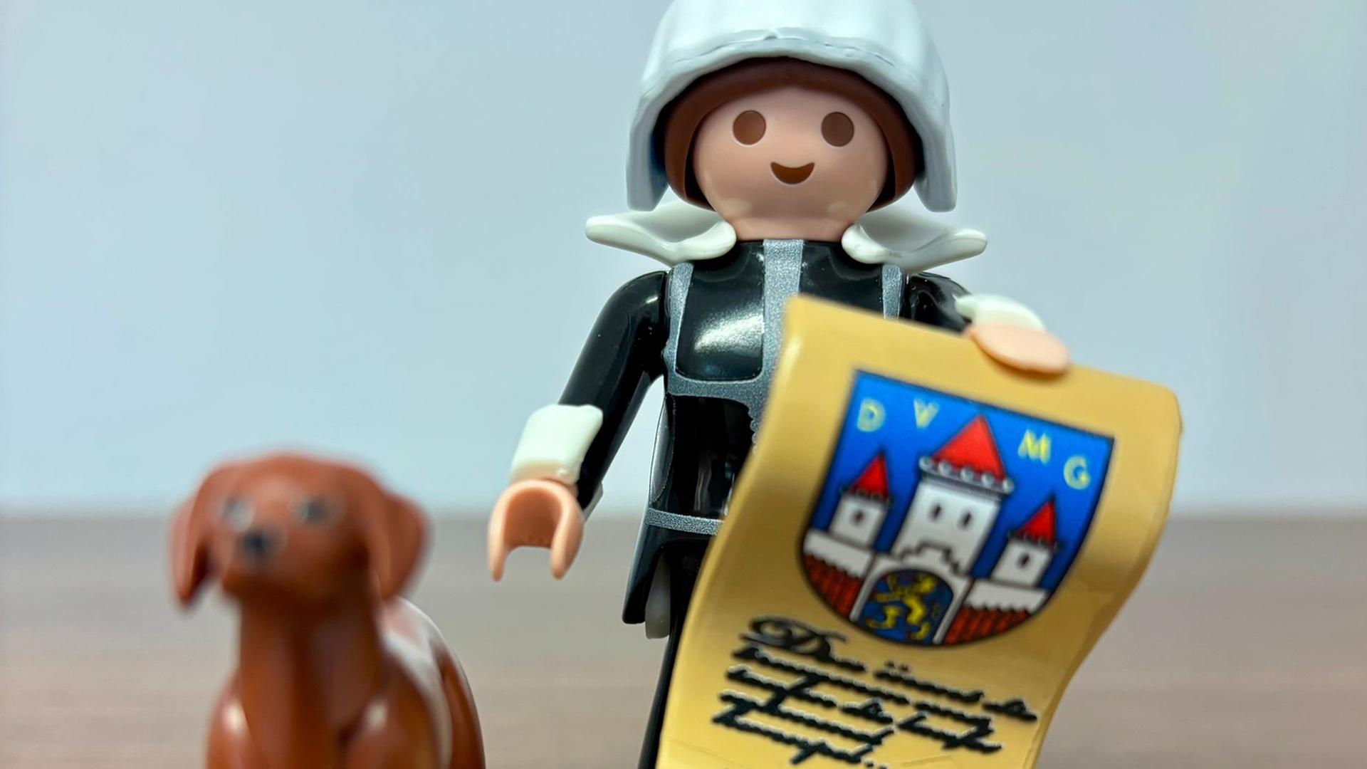 Frl. Maria von Jever in der Playmobil-Version. In der Hand die berühmte Schriftrolle. | Stadt Jever