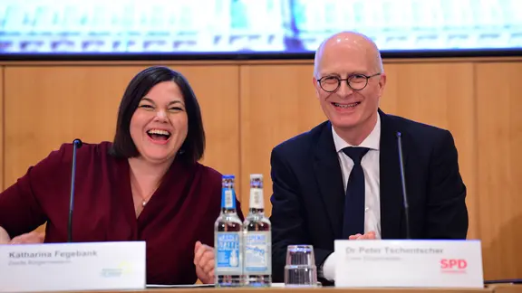 Katharina Fegebank (Grüne) und Peter Tschentscher (SPD) bei einer Pressekonferenz im Hamburger Rathaus.