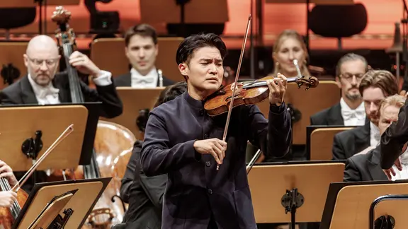 Der Geiger Ray Chen spielt mit dem NDR Elbphilharmonie Orchester beim Eröffnungskonzert des Schleswig-Holstein Musik Festivals 2025.