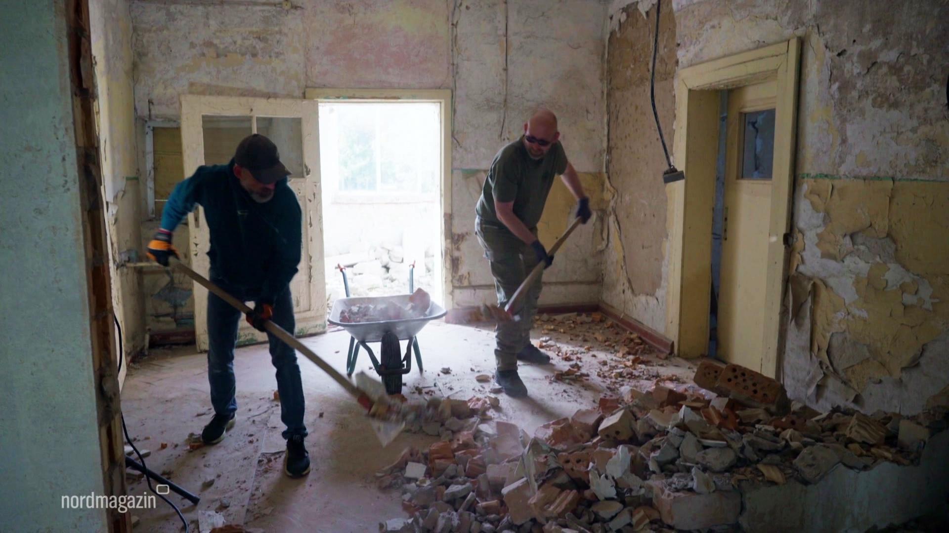 Zwei mutige Männer wollen Gutshaus von Ramelow retten