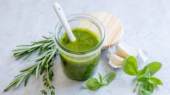 Kräuter-Pesto in einem Glas.