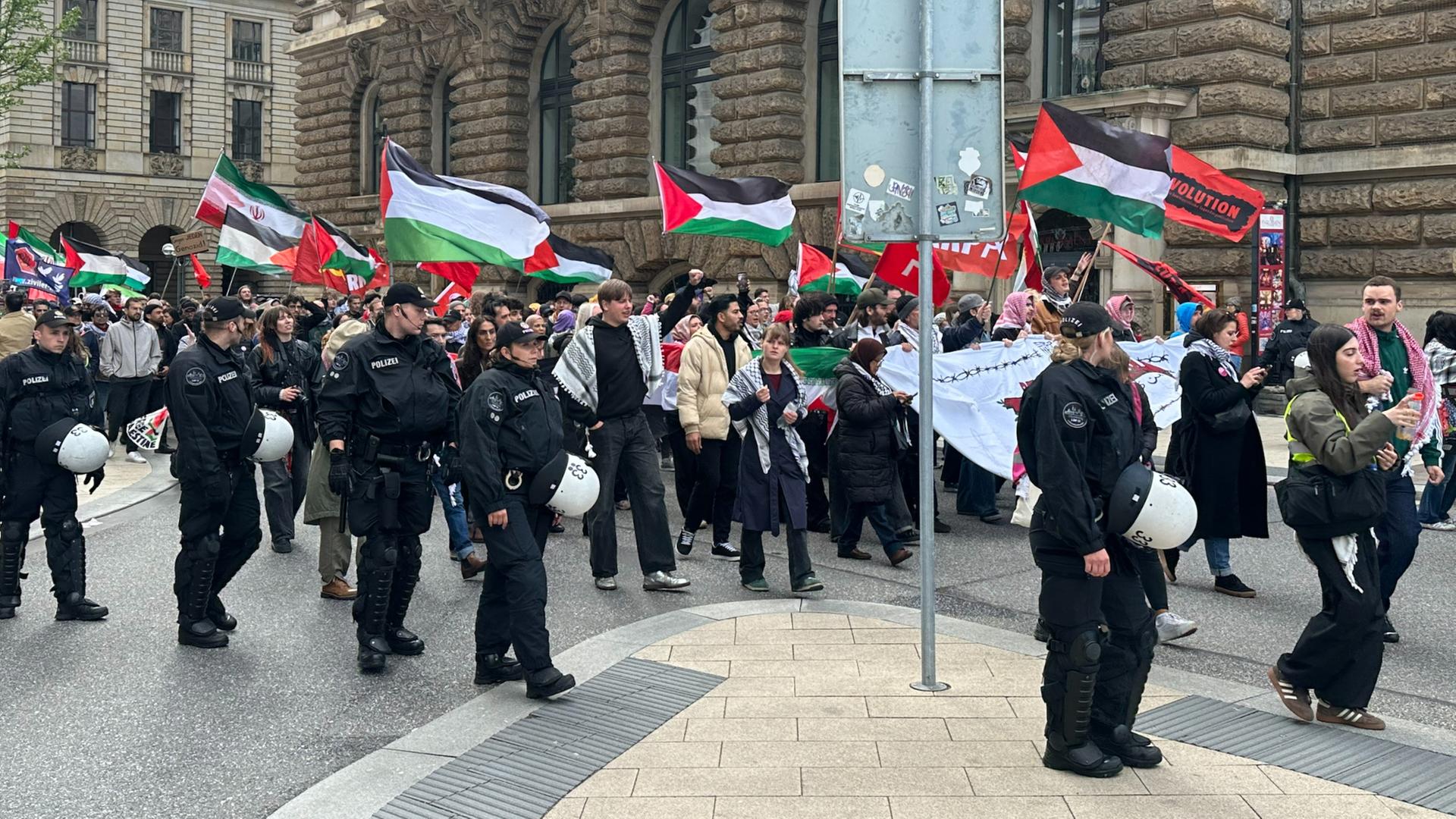 Hamburg: Pro-palästinensische Demo zieht durch Innenstadt