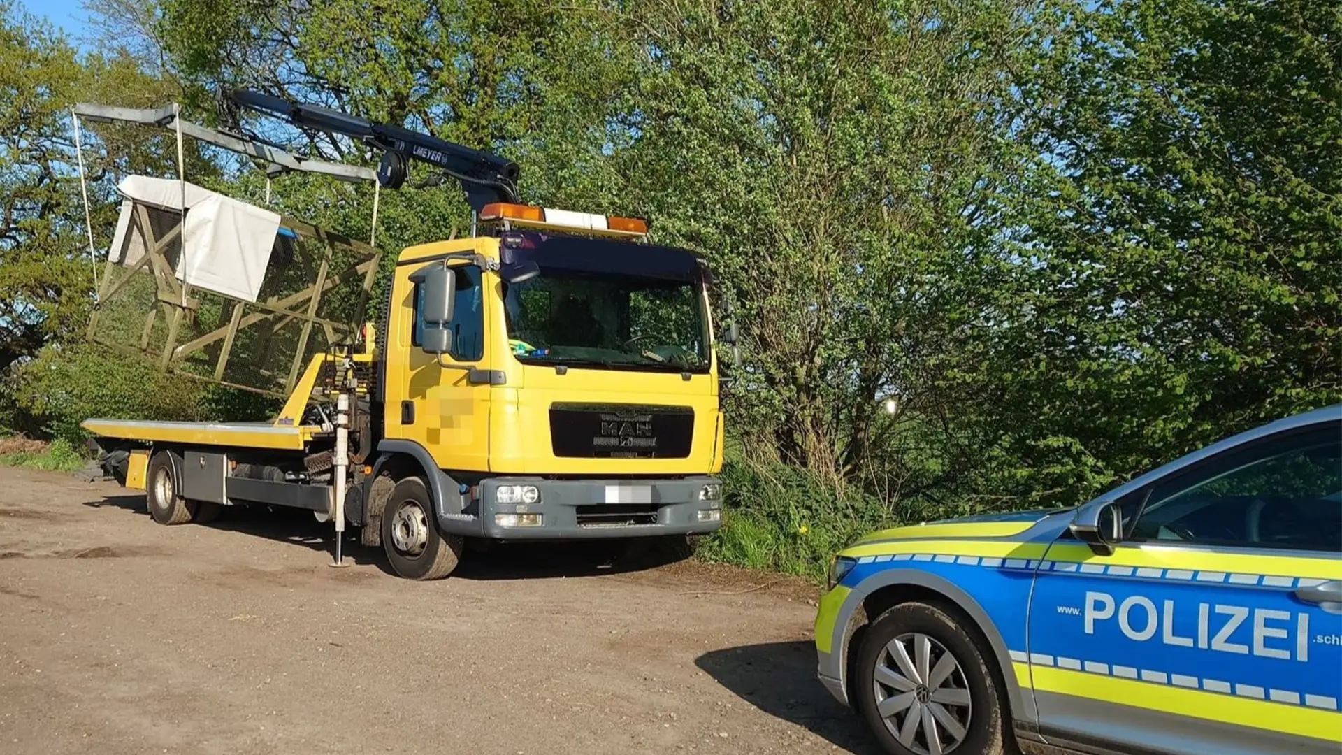 Illegale Vogelfallen: Polizei beschlagnahmt Käfige bei Rendsburg