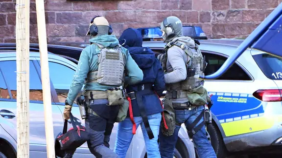 In Karlsruhe wird eine Person aus einem Hubschrauber geführt. Womöglich handelt es sich dabei um die frühere RAF-Terroristin Daniela Klette.