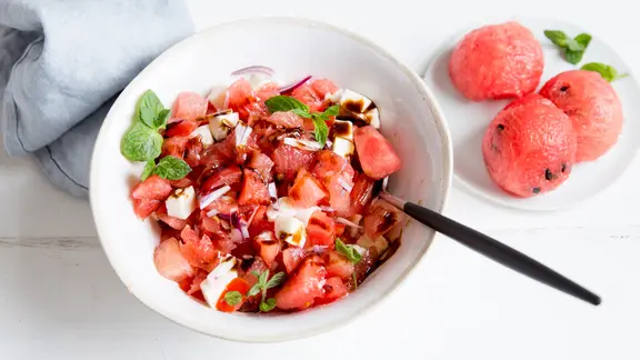 Eine Schüssel mit Melonensalat steht auf dem Tisch.