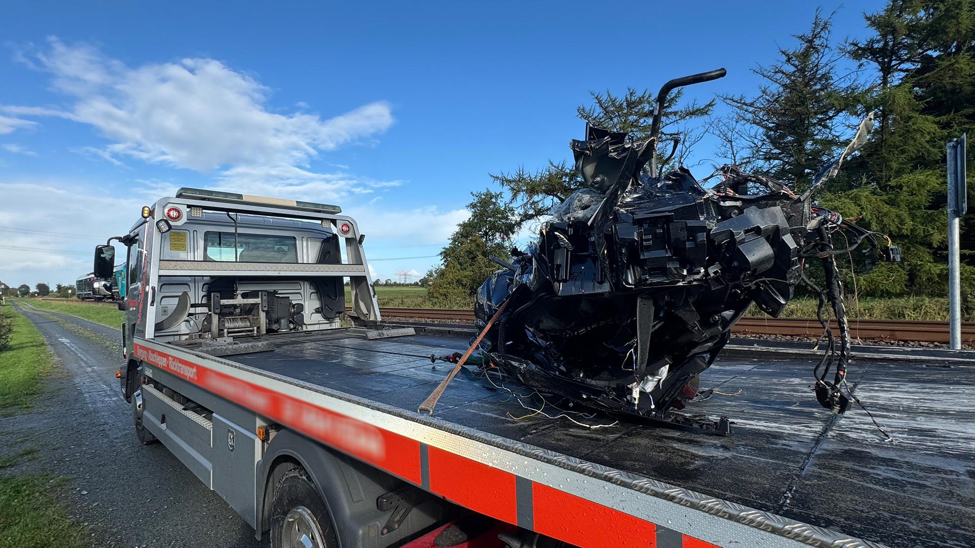 Unfall auf Bahnstrecke: Zug kollidiert mit Auto
