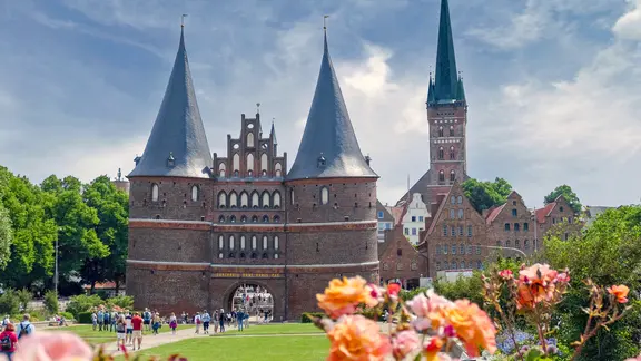 Menschen, Lübeck'teki Holstentor'da, Rosen'in Vordergrund'unda bir gün geçirdi.
