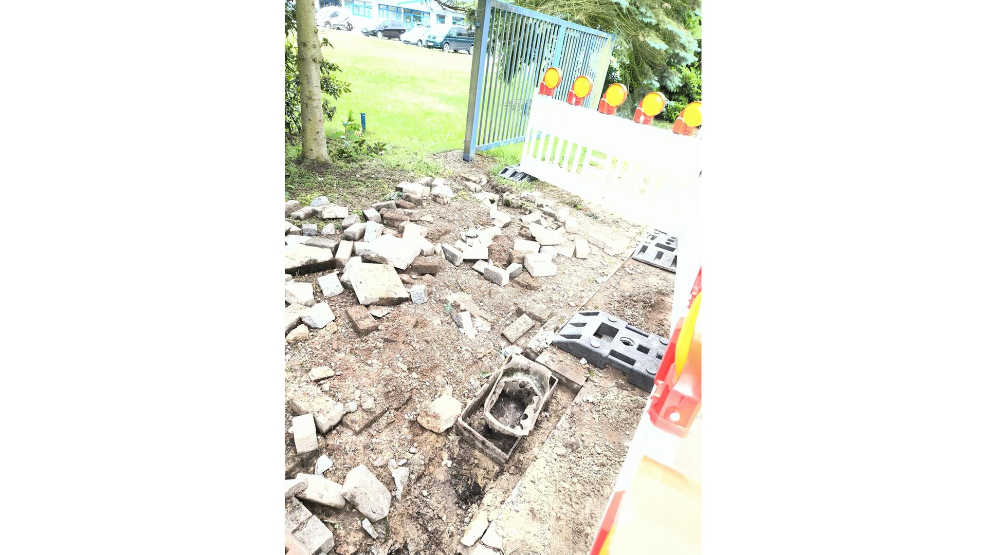 Ein Blitz ist in eine Straße in Schwarmstedt eingeschlagen und hat sie zerstört. | Ulrich Musmann 