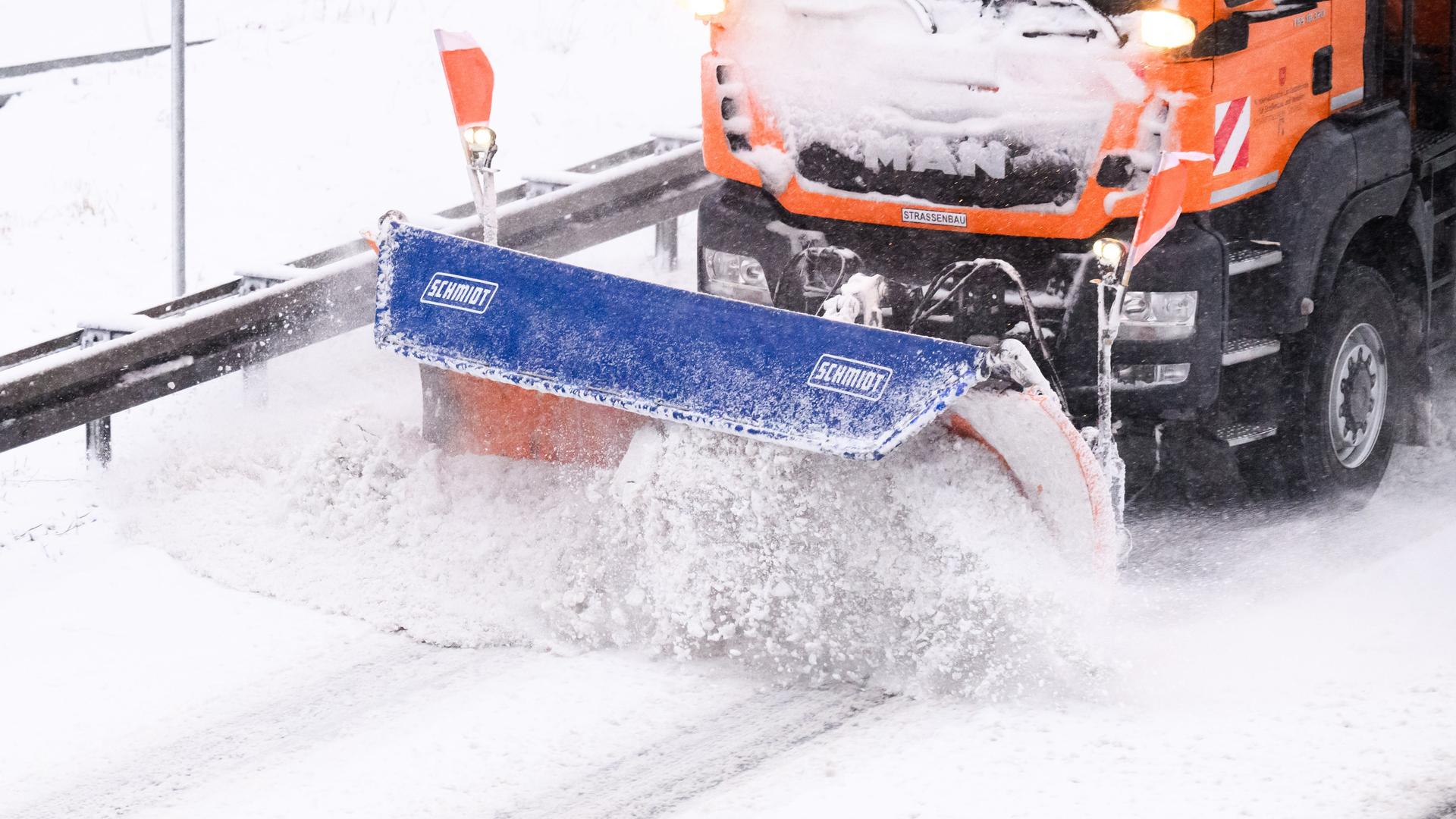 Ein Räumfahrzeug fährt bei Schneefall auf dem Messeschnellweg in der Region Hannover. | picture alliance / dpa, Julian Stratenschulte