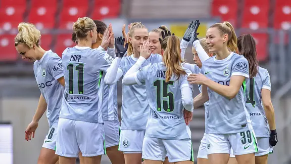 Jubel bei den Fußballerinnen des VfL Wolfsburg | IMAGO/HMB-Media Jubel bei den Fußballerinnen des VfL Wolfsburg