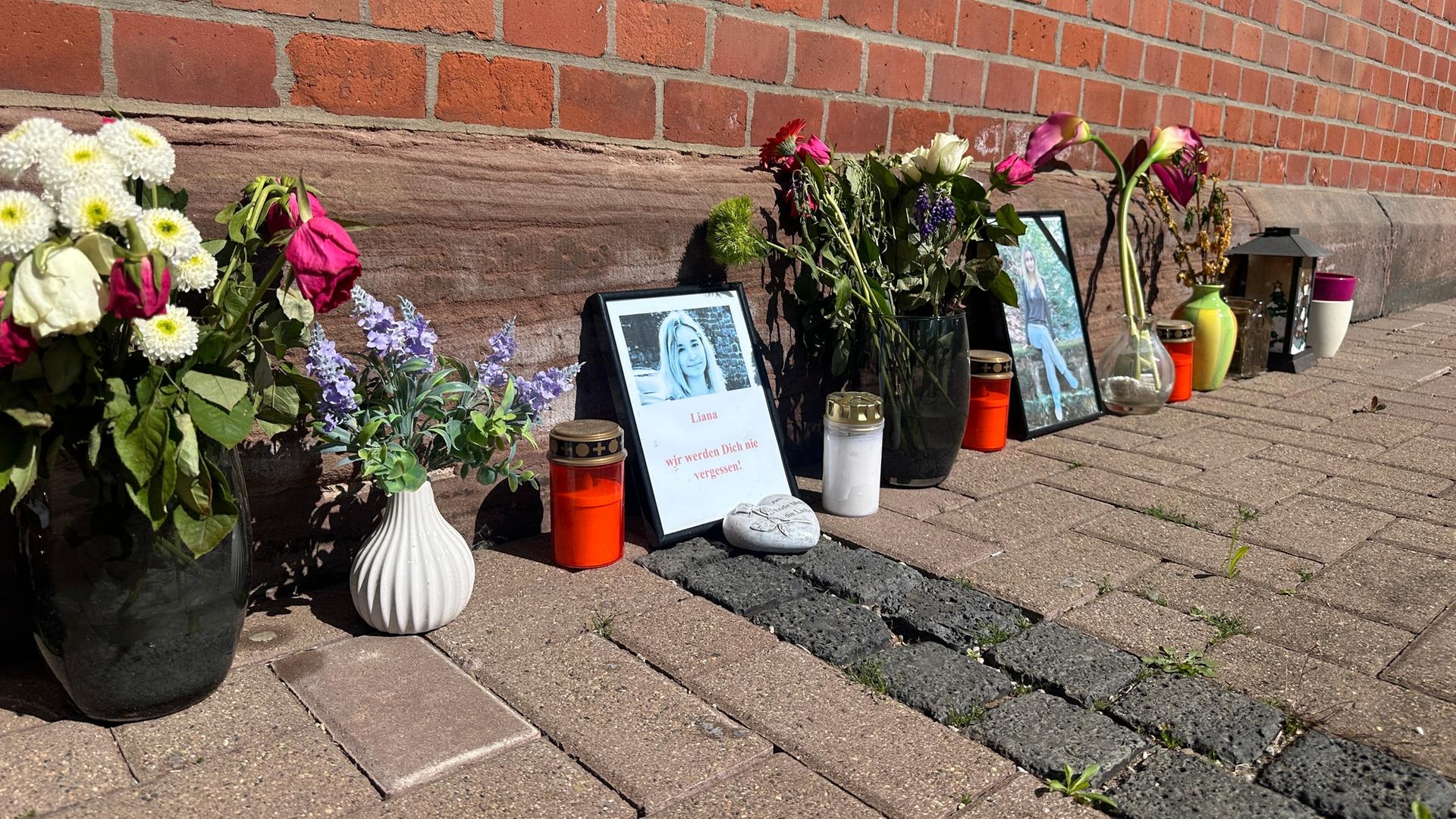 Am Bahnhof in Friedland stehen Bilder, Kerzen und Blumen, die an den Tod von Liana K. erinnern. | NDR Niedersachsen, Doretta Farnbacher