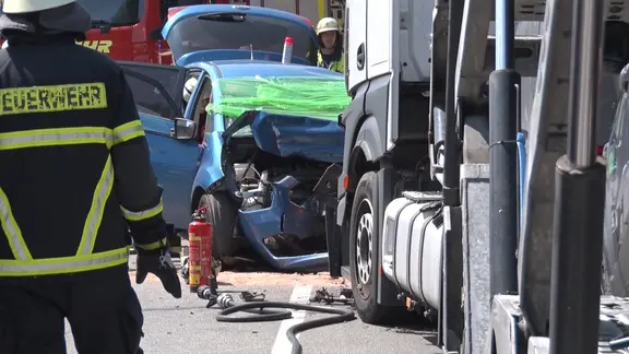 Unfall: Bei Lingen sind ein Auto und ein Lkw frontal zusammengestoßen.