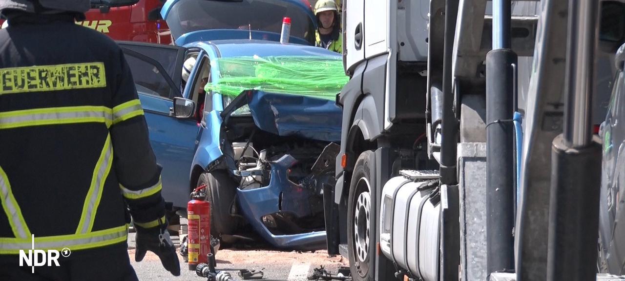 Unfall: Bei Lingen sind ein Auto und ein Lkw frontal zusammengestoßen. | Nord-West-Media TV Unfall: Bei Lingen sind ein Auto und ein Lkw frontal zusammengestoßen.