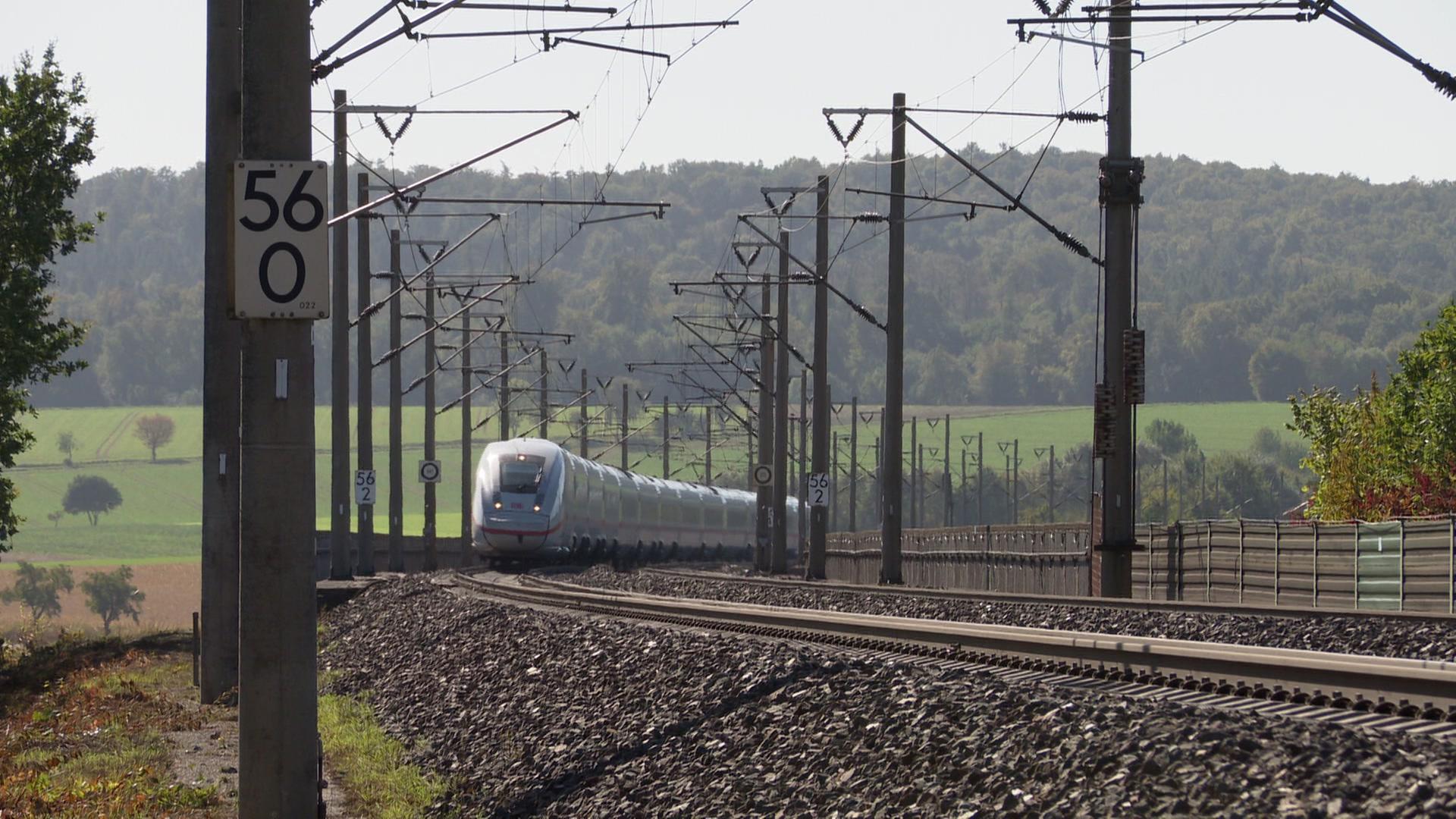 ICE 4 auf Schnellfahrstrecke bei Bad Gandersheim | NDR/Screenshots