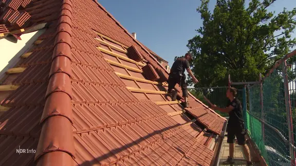 Dachdecker bei der Arbeit.