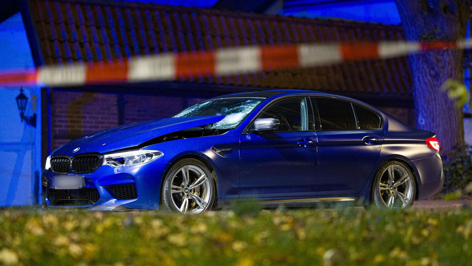Neustadt: Auto fährt in Menschengruppe - mindestens vier Verletzte