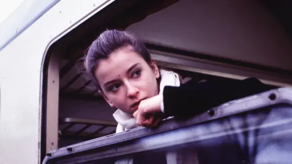 Schauspielerin Mirjana Jokovic schaut aus einem Zugfenster