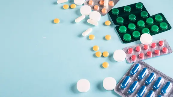 Tabletten und Pillen auf blauem Untergrund (Bild:colourbox.de/vimart)