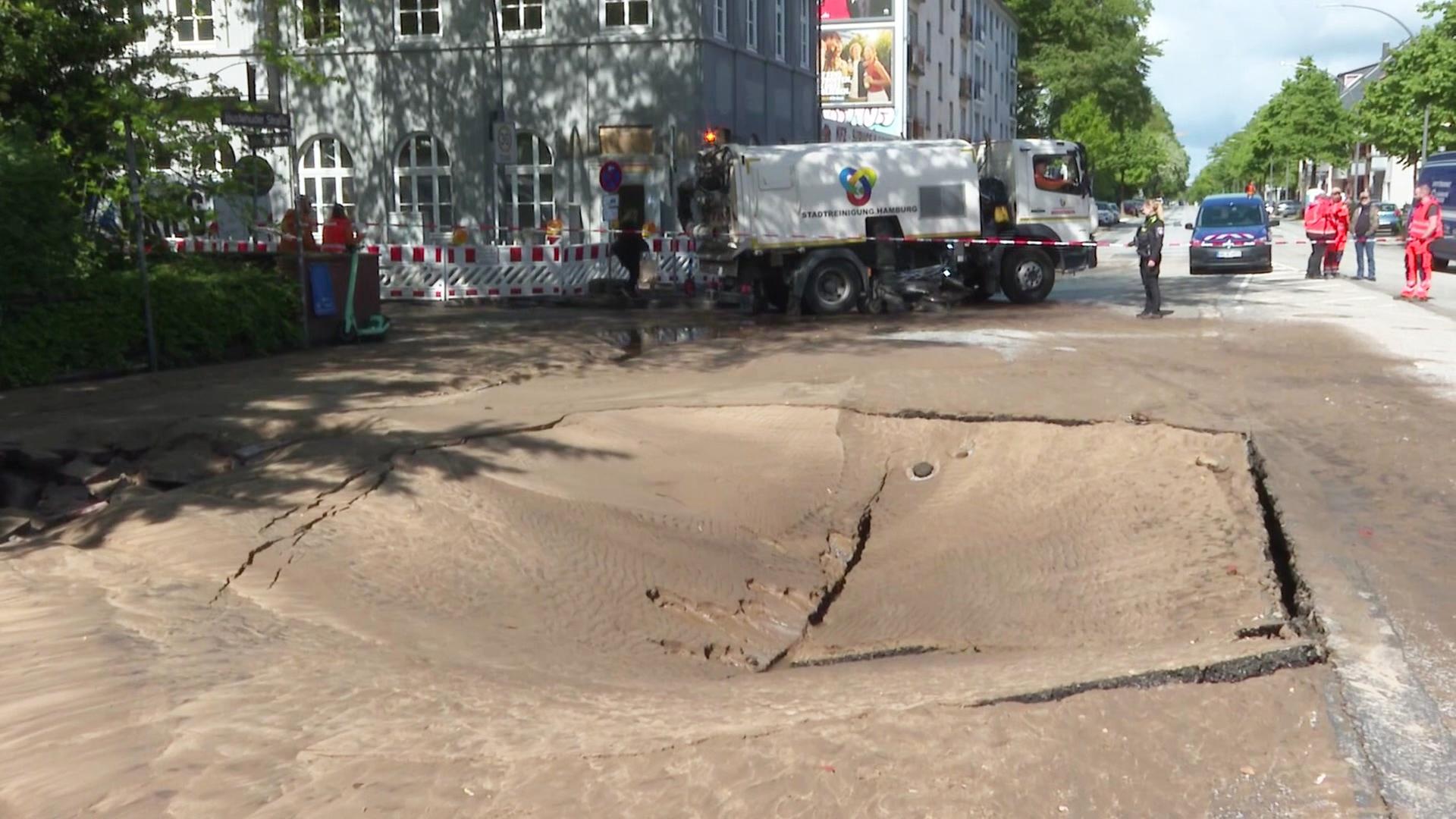 Großer Wasserrohrbruch legt B73 in Hamburg-Harburg lahm