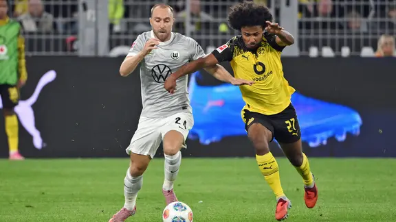 Dortmunds Karim Adeyemi (r.) im Zweikampf mit Wolfsburg Christian Eriksen