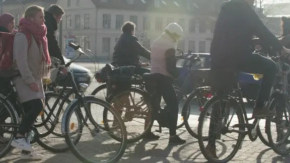 Cyclists at the Europakreuzung in Greifswald.